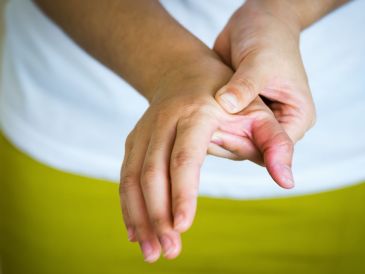 El ruido resultante al tirar o apretar las articulaciones de los dedos se debe al estallido de burbujas de aire formadas en el líquido sinovial (líquido que nutre y lubrica los cartílagos). CANVA
