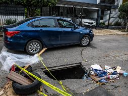 En la calle Misioneros en la colonia Jardines del Country, dos socavones de más de un metro fueron reportados por los vecinos desde el pasado viernes. EL INFORMADOR/A. Navarro