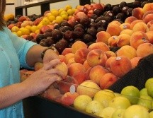 El durazno y la nectarina tienen descuento en Walmart. EFE/Archivo