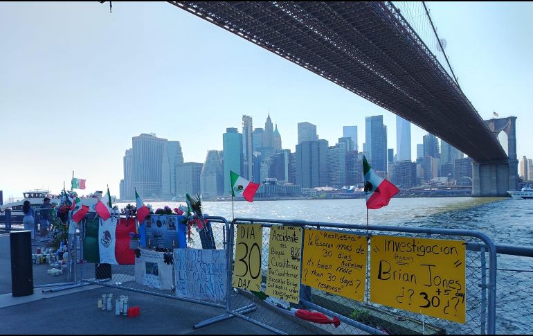 Fotografía del homenaje a los cadetes que perdieron la vida en el accidente del Buque Escuela Cuauhtémoc en el Puente de Brooklyn. SUN/E. Dina