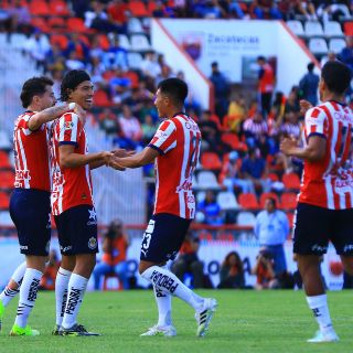 ¿Cuáles son los jugadores base de Gabriel Milito en Chivas de cara al Apertura 2025?