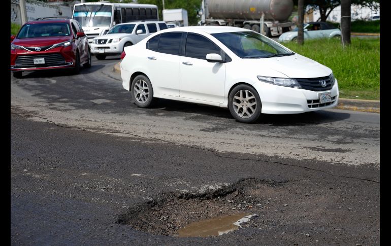 Para reportar baches o socavones en Guadalajara y Zapopan, pueden llamar al número de GuaZap: 33-3610-1010. EL INFORMADOR/ H. Figueroa.