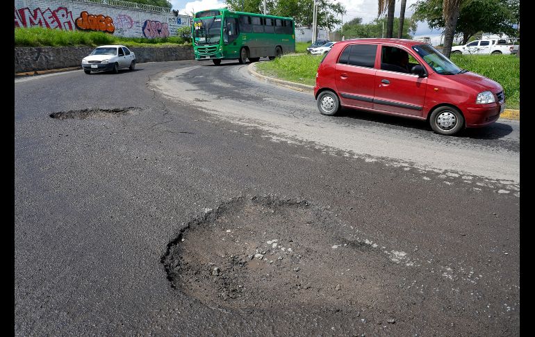 Para reportar baches o socavones en Guadalajara y Zapopan, pueden llamar al número de GuaZap: 33-3610-1010. EL INFORMADOR/ H. Figueroa.