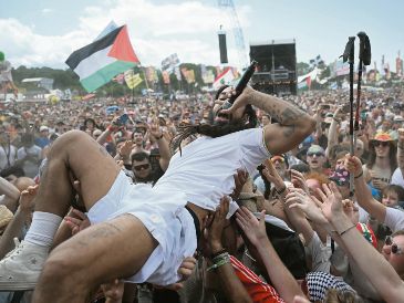 El integrante del dúo británico Bob Vylan surfea entre la multitud durante su actuación en el escenario West Holts, del festival de Glastonbury. AFP