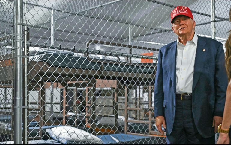 Mientras el Senado avalaba su plan fiscal, Donald Trump realizó una visita al centro de detención para migrantes “Alligator Alcatraz” (Alcatraz Caimán) en Florida, marcada por sus burlas sobre los peligros que enfrentarán los reclusos que intenten huir, debido a la presencia de caimanes en los alrededores. AFP/A. Caballero