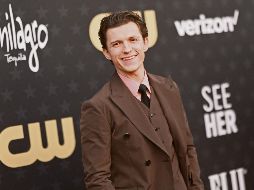 El británico posa desde la alfombra roja de la edición 29 de los Premios Críticos de Cine, en Santa Mónica, California. AFP