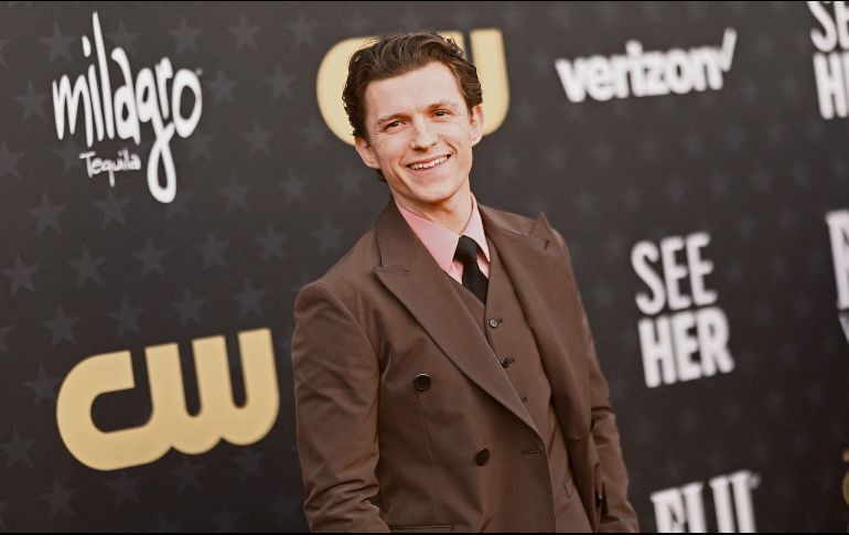 El británico posa desde la alfombra roja de la edición 29 de los Premios Críticos de Cine, en Santa Mónica, California. AFP