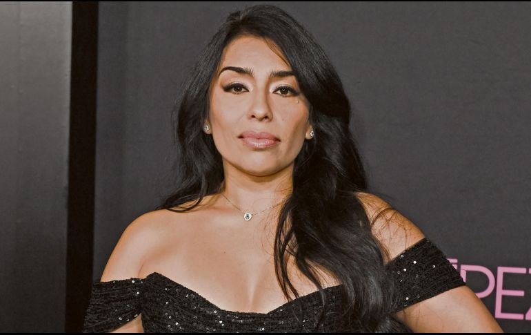 Adriana Paz posa desde la alfombra roja del estreno, en Los Ángeles, de “Emilia Pérez”. AFP