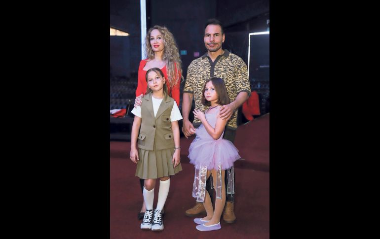 Mariya Ivanova y Carlos Bravo con Natalie y Ekaterina Bravo Ivanova. GENTE BIEN JALISCO / C. Jimeno