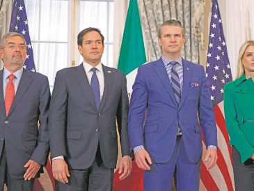 El secretario de Relaciones de Exteriores, Juan Ramón de la Fuente, y su homólogo de Estados Unidos, Marco Rubio, acordaron una reunión “próximamente” en Washington para tratar cuestiones de seguridad, migración y comercio, a la vez que reafirmaron la cooperación bilateral como “clave para la estabilidad regional”.  “Convinieron en que un grupo de trabajo se reunirá próximamente en Washington para dar seguimiento a los temas de seguridad, migración y comercio”, afirmó la cancillería mexicana en un comunicado tras una llamada telefónica entre Rubio y De la Fuente.  La cancillería agregó que “México y Estados Unidos desarrollan su relación bilateral con base en la coordinación y la cooperación, bajo el principio inquebrantable del respeto irrestricto a la soberanía”.  Por su parte, el Departamento de Estado de Estados Unidos indicó que Rubio reafirmó a De la Fuente la importancia de la cooperación de seguridad bilateral como un “pilar clave de la estabilidad regional”.  “Los secretarios recalcaron sus compromisos mutuos para trabajar conjuntamente para desmantelar las organizaciones criminales y terroristas transnacionales que envenenan nuestras comunidades, amenazan la soberanía de México y asesinan a nuestros ciudadanos”, señaló la versión estadounidense.  La Presidenta de México, Claudia Sheinbaum, se reunió en junio con el subsecretario de Estado estadounidense, Christopher Landau, con quien trató precisamente la posibilidad de una visita de Rubio a México, aún por concretarse.  Por el momento, la visita de mayor nivel de un miembro del gabinete del presidente Donald Trump a la capital mexicana, ha sido la de la secretaria de Seguridad Nacional, Kristi Noem, quien también se vio con Sheinbaum en Palacio Nacional.  Sheinbaum ha criticado de manera reiterada la criminalización de migrantes en Estados Unidos, en medio de las agresivas políticas migratorias de Trump con numerosas redadas y deportaciones. AFP