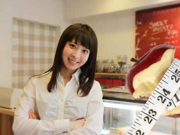 Más allá de bajar de peso, su enfoque está orientado al bienestar general y al cuidado del cuerpo desde lo más básico: la hidratación adecuada en el momento correcto. CANVA