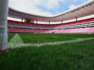 Gracias al sistema de drenaje, las lluvias ya no serán un problema para el césped del AKRON. IMAGO7.