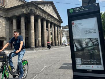 Las listas de reproducción pueden disfrutarse mientras se pedalea o se camina por la ciudad, favoreciendo una conexión más íntima con el entorno y su historia. CORTESÍA.