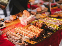 Los productos cárnicos procesados suelen tener un alto contenido de sodio y grasas saturadas, factores que favorecen la retención de líquidos. Unsplash