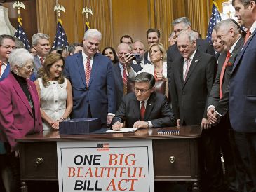 El presidente de la Cámara de Representantes de EU, Mike Johnson, firma la “Gran y Hermosa Ley” tras la aprobación de la legislación por parte de la Cámara en el Capitolio de EU, en Washington, D. C. AFP