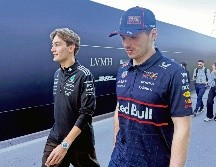 Rusell señala que la posibilidad de salir de Mercedes es mínima, en tanto que Verstappen no quiso hacer comentarios en torno a su posible llegada a la escudería alemana. AFP/C. Rose