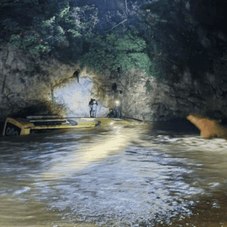 Autobús de pasajeros cae a río en Guerrero; hay muertos y varios heridos