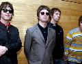 Los miembros de la banda de rock británica, Oasis posan para fotos antes de un concierto en Hong Kong, el 25 de febrero de 2006. AP / ARCHIVO