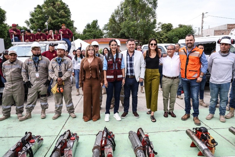 El alcalde de Tlajomulco de Zúñiga, Gerardo Quirino Velázquez y las alcaldesas de Tlaquepaque y El Salto, Laura Imelda Pérez y María Elena Farías, trabajarán en conjunto  para la contención del dengue. EL INFORMADOR / A. Navarro