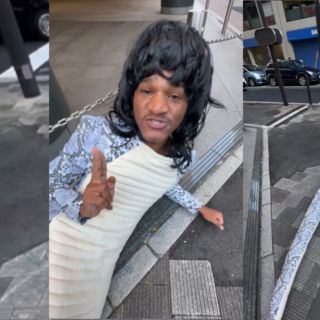 Influencer se arrastra como cobra por las calles de Japón y es criticado en redes