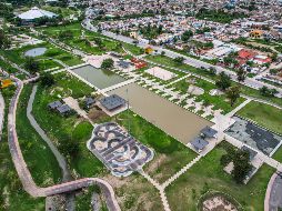 El parque quedó cubierto de lodo, el puente peatonal colapsó, los juegos, canchas y parte de la presa quedaron destruidos tras la tormenta del sábado por la madrugada. EL INFORMADOR / A. NAVARRO