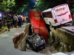 El hundimiento abarcó toda la calle de banqueta a banqueta, con una profundidad aproximada de tres metros. EL INFORMADOR / H. Figueroa