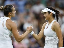 Aryna Sabalenka aplaudió el nivel que mostró Emma Raducanu (der.) durante su encuentro de tercera ronda celebrado ayer. EFE/T. Akmen