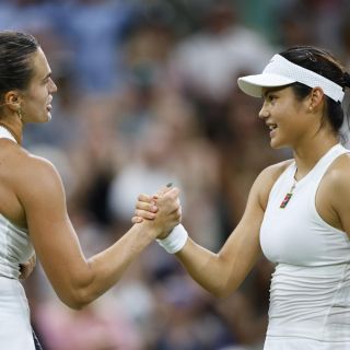 Wimbledon: Sabalenka Supera a Raducanu y Alcaraz Sufre para Avanzar