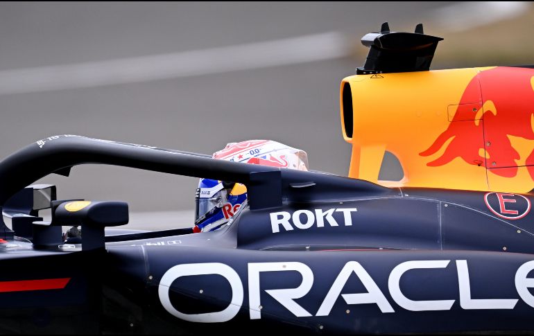Verstappen apareció de manera sigilosa pero contundente, para firmar una vuelta perfecta en el momento justo. EFE / EPA / P. Powell