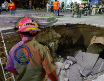 El socavón ocurrió la tarde de este viernes sobre la avenida Malecón casi a su cruce con Sidón. EL INFORMADOR / H. Figueroa
