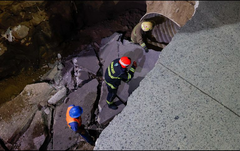 En el incidente, un automóvil compacto y un camión que transportaba arena fueron tragados por el hoyo, mientras que un autobús de pasajeros quedó parcialmente suspendido al borde del colapso. EL INFORMADOR / H. Figueroa