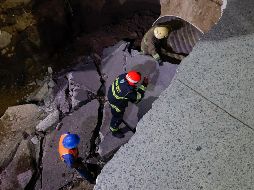 En el incidente, un automóvil compacto y un camión que transportaba arena fueron tragados por el hoyo, mientras que un autobús de pasajeros quedó parcialmente suspendido al borde del colapso. EL INFORMADOR / H. Figueroa