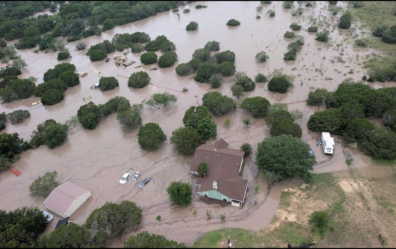 Fotografía cedida por la Guardia Costera de los Estados Unidos que muestra una inundación este sábado, en el área de Kerrville, Texas. EFE/Dustin Safranek