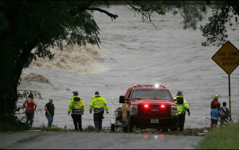 Socorristas revisan las orillas del río Guadalupe en busca de personas. AP/Michel Fortier