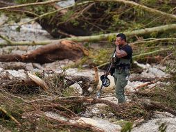 Un policía hace una pausa mientras peina la orilla del río Guadalupe. AP/J. Cortez