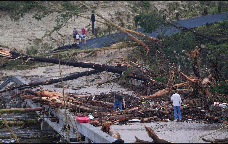 Entre las víctimas mortales hay al menos 15 niñas, el copropietario de Camp Mystic, un hombre que rompió una ventana para salvar a su familia de la crecida. AP / J. CORTEZ