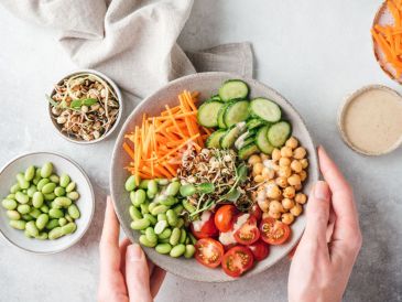 Desde productos vegetales hasta proteínas animales de bajo costo, a continuación se presentan 12 alimentos ricos en proteína que pueden incorporarse fácilmente en la despensa y el menú semanal. CANVA