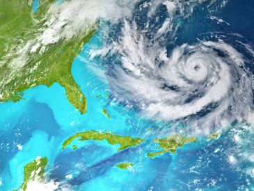 Lo más recomendable es programar tus vacaciones a la playa después del mes de noviembre, cuando la temporada de huracanes haya concluido oficialmente y las condiciones meteorológicas sean más estables. CANVA