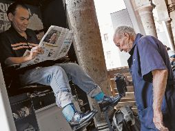 Los aseadores de calzado que fueron reubicados en los portales de Pedro Moreno, en el Centro de Guadalajara, afirman que en la zona faltan botes de basura y reportan olores fétidos que alejan a las personas. EL INFORMADOR/ H. Figueroa