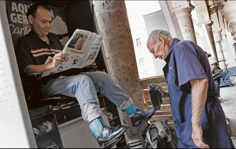 Los aseadores de calzado que fueron reubicados en los portales de Pedro Moreno, en el Centro de Guadalajara, afirman que en la zona faltan botes de basura y reportan olores fétidos que alejan a las personas. EL INFORMADOR/ H. Figueroa