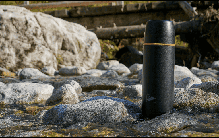 Una duda frecuente es cuánto tiempo puede permanecer el agua almacenada en estos recipientes sin que represente un riesgo para la salud. Unsplash