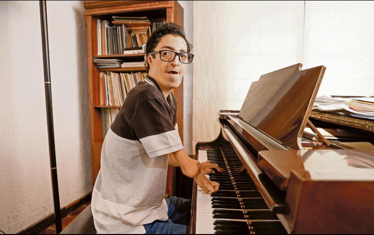 El músico tapatío posa desde su casa; en 2024 fue reconocido en Taiwán. EL INFORMADOR/ H. Figueroa