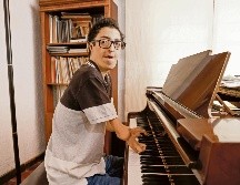 El músico tapatío posa desde su casa; en 2024 fue reconocido en Taiwán. EL INFORMADOR/ H. Figueroa