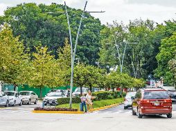 La Diagonal Golfo de Cortés luce sin cableado entre los postes, mejorando la imagen urbana y evitando accidentes. Sin contar los Centros Históricos, es una de las pocas calles con redes subterráneas en la metrópoli. EL INFORMADOR/ A. Navarro