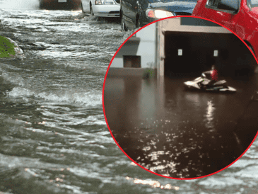 Un vecino decidió utilizar su moto acuática para trasladarse sobre la zona anegada en la colonia San Andrés. EL INFORMADOR/ARCHIVO ESPECIAL