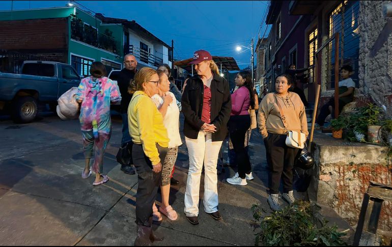 Wendy Limón, alcaldesa de Yahualica, supervisa la entrega de apoyos a familias afectadas por la tromba. ESPECIAL