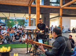 Luis Shatter durante su presentación musical en el Centro de Vida La Perla. GENTE BIEN JALISCO / Cortesía