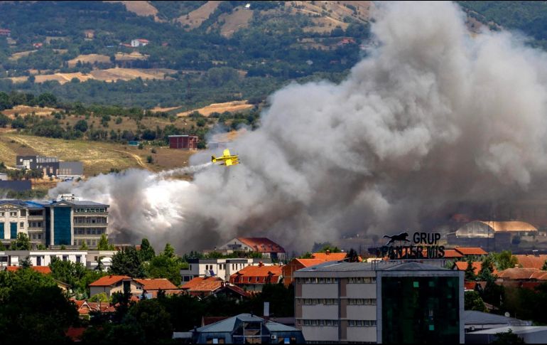 Siguen activos once incendios en Macedonia, avivados por el fuerte viento. EFE/GEORGI LICOVSKI