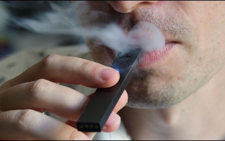 La regulación de los vapeadores, según la propuesta, debe equilibrar la protección de la salud pública con la realidad del consumo y la evolución del mercado. AFP/ARCHIVO.