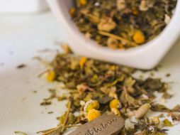 La manzanilla ampliamente utilizada en infusiones, aceites, compresas e inhalaciones, y se estima que diariamente se consumen más de un millón de tazas de té de manzanilla en todo el mundo. UNSPLASH.